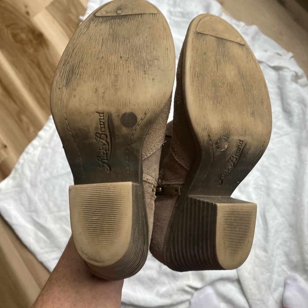 LUCKY BRAND women’s tan suede low heel size 7 - Picture 9 of 13
